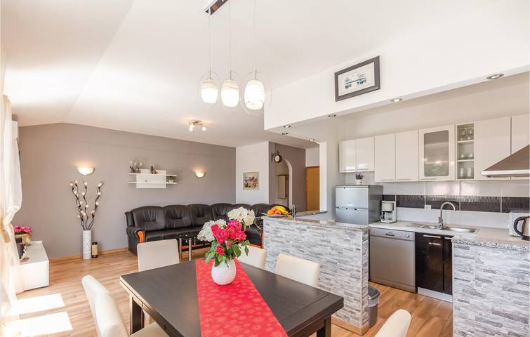 Schickes Apartment mit einem Schlafzimmer, Pool, Terrasse und WLAN in Makarska Riviera