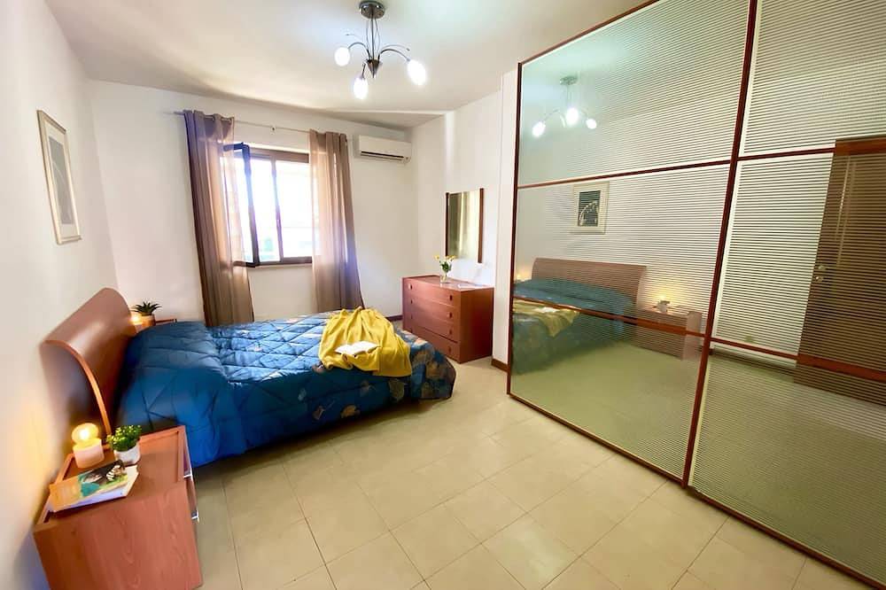 Entire apartment, Spacious Holiday Home in the Historic Centre of Oristano for Families in Oristano, Campidano