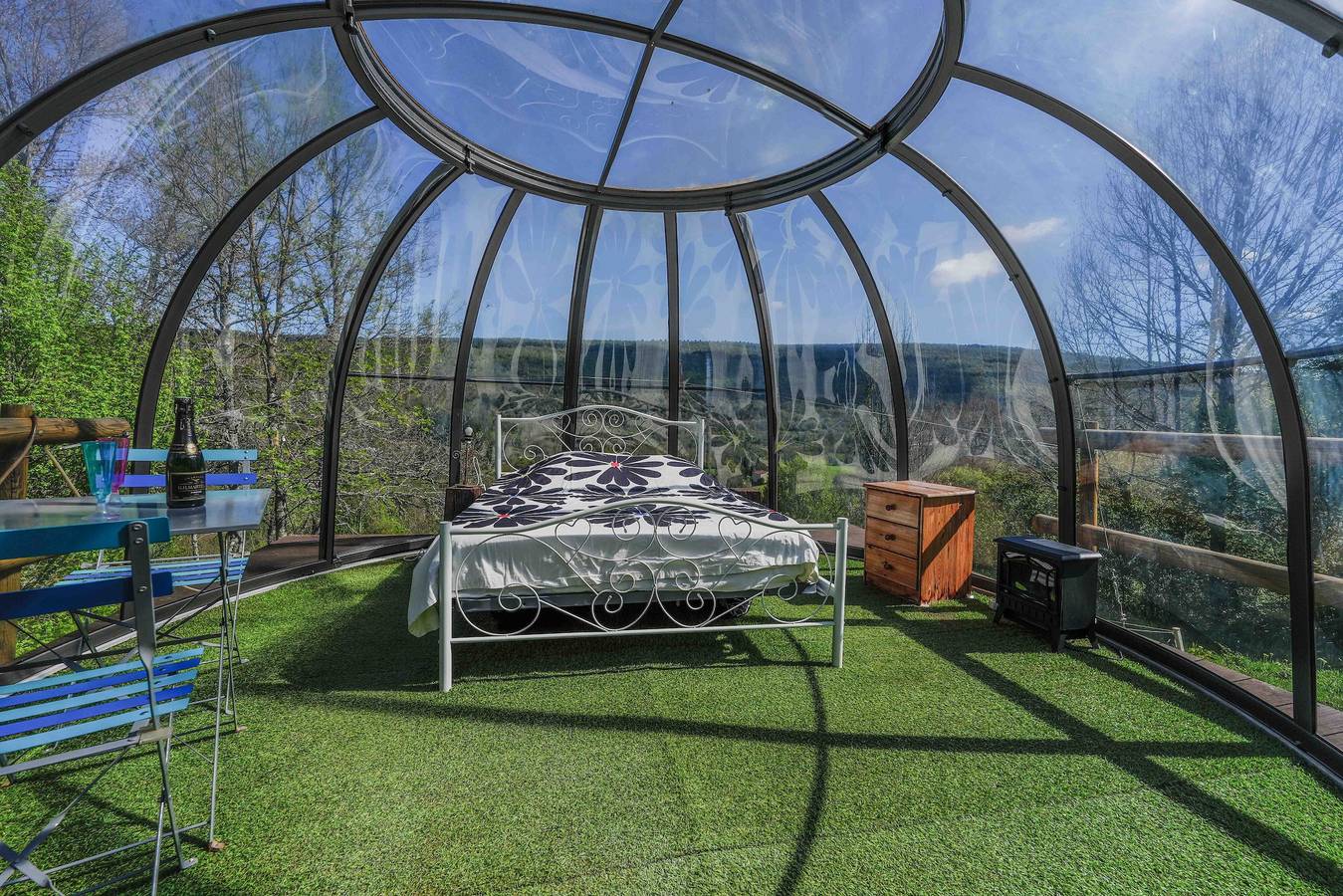 Cabane « Nuit Insolite en Dôme Vitré » : Vue Montagne, Terrasse Privée, Jardin Partagé in Bélesta (Midi-Pyrénées), Ariège