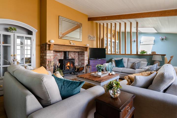 Villa for 7 people, with terrace and garden as well as hot tub in Devon