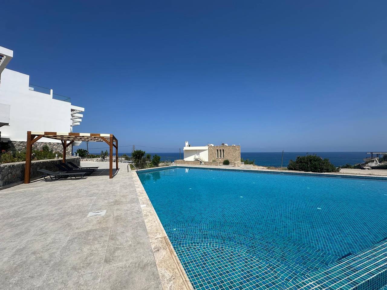 Ganze Wohnung, "Azure Pearl" Meerblick-Loft mit Dachterrasse & Pool“ in Nordzypern