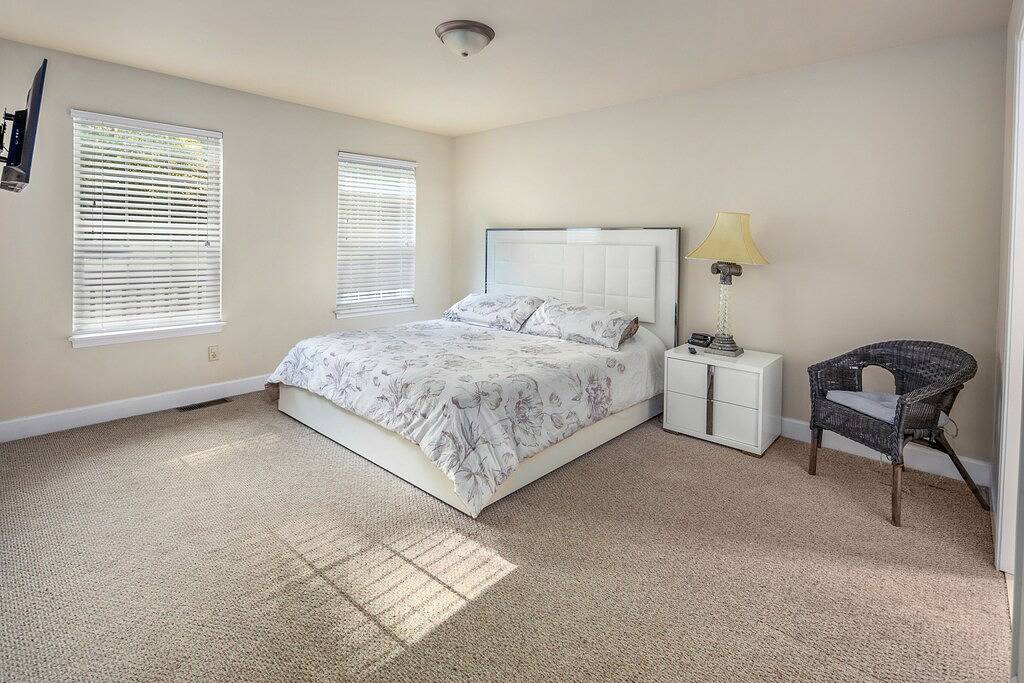 Huge 4bd Masthope retreat,hot tub game room,lake access,ski, Rain friendly deck in Masthope, Pike County