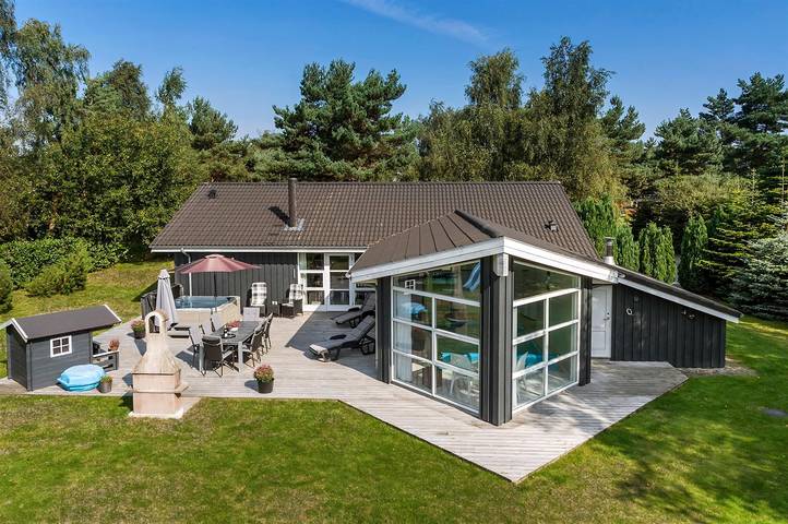 Ferienhaus für 8 Personen, mit Whirlpool und Terrasse sowie Garten und Sauna auf Seeland