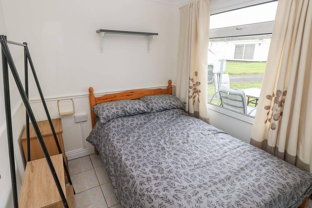 Shipwreck Chalet, pet friendly, country holiday cottage in Kidwelly in Carmarthenshire