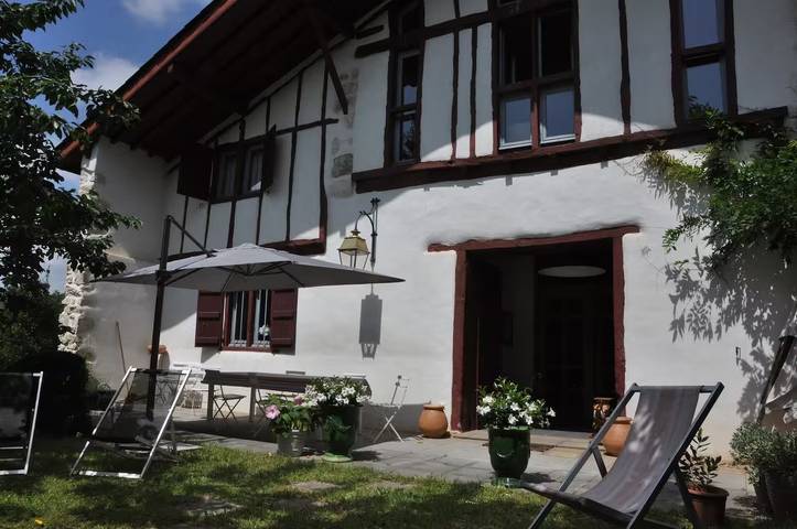 Gîte pour 10 personnes, avec terrasse et jardin
