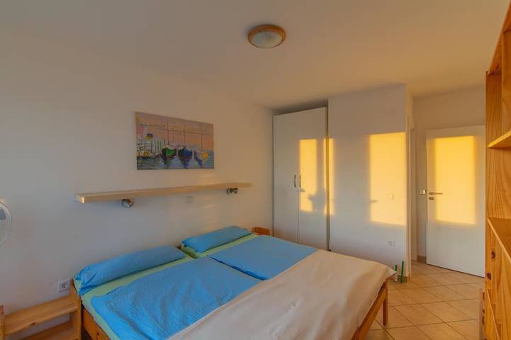 Appartement entier, Beach Apartment 2: zone de baignade privée, plage de sable, Internet sans fil, idéal pour les familles in Novalja, Pag