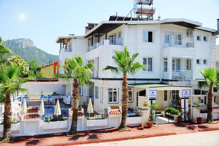 Hôtel pour 2 personnes, avec vue et piscine ainsi que jardin et bassin pour enfant - 1