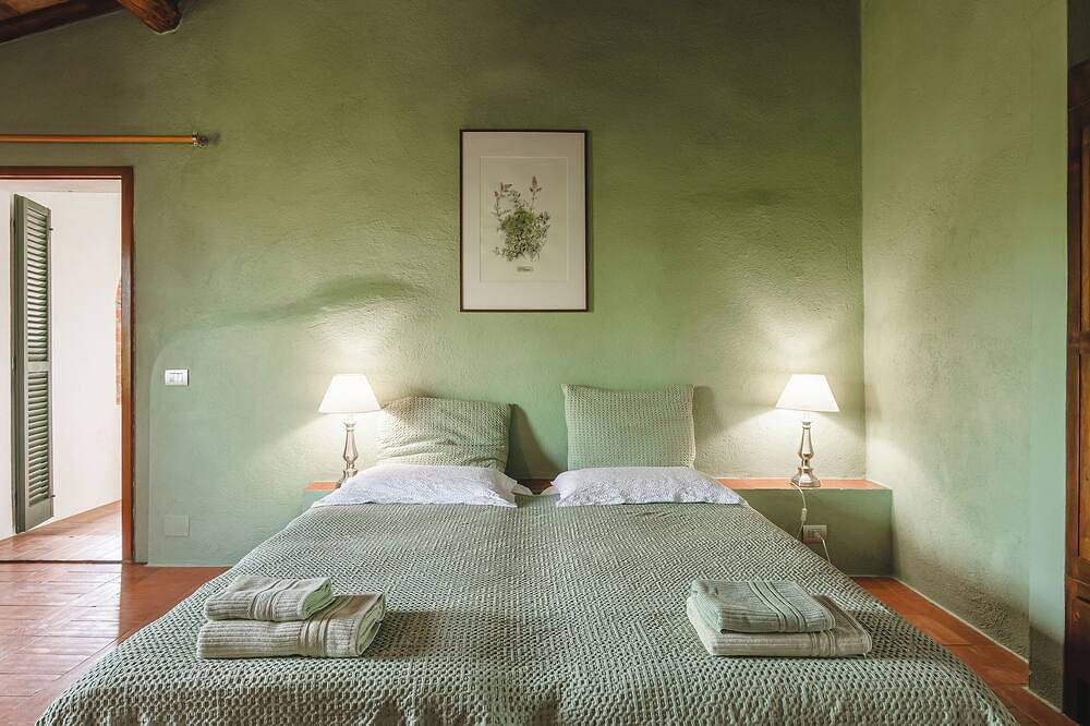 Podere Mencoini Spacious Tuscan Villa with Private Pool & Olive Grove near Siena in Sinalunga, Siena Provinz