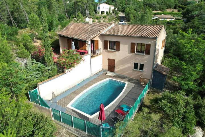 Villa per 8 persone, con piscina e panorama nonché giardino in Joyeuse