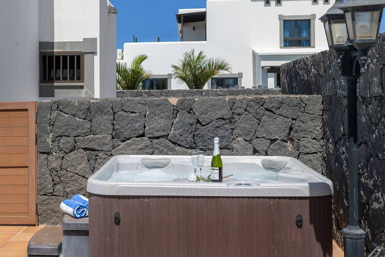 Villa Ambar Cherry: Casa Vacacional con Vistas al Mar y Piscina Exterior Climatizada in Montaña Roja, Yaiza