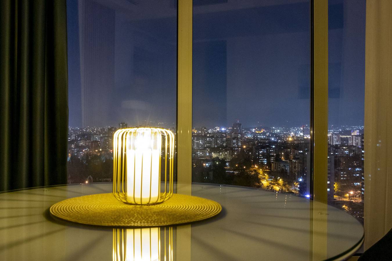 Ganze Wohnung, Luxus-Eigentumswohnung im 18. Stock mit Pool in Skopje, Nordmazedonien