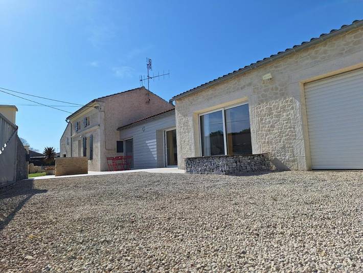 Location de vacances pour 12 personnes, avec vue ainsi que jardin et piscine à Champagnolles - 4