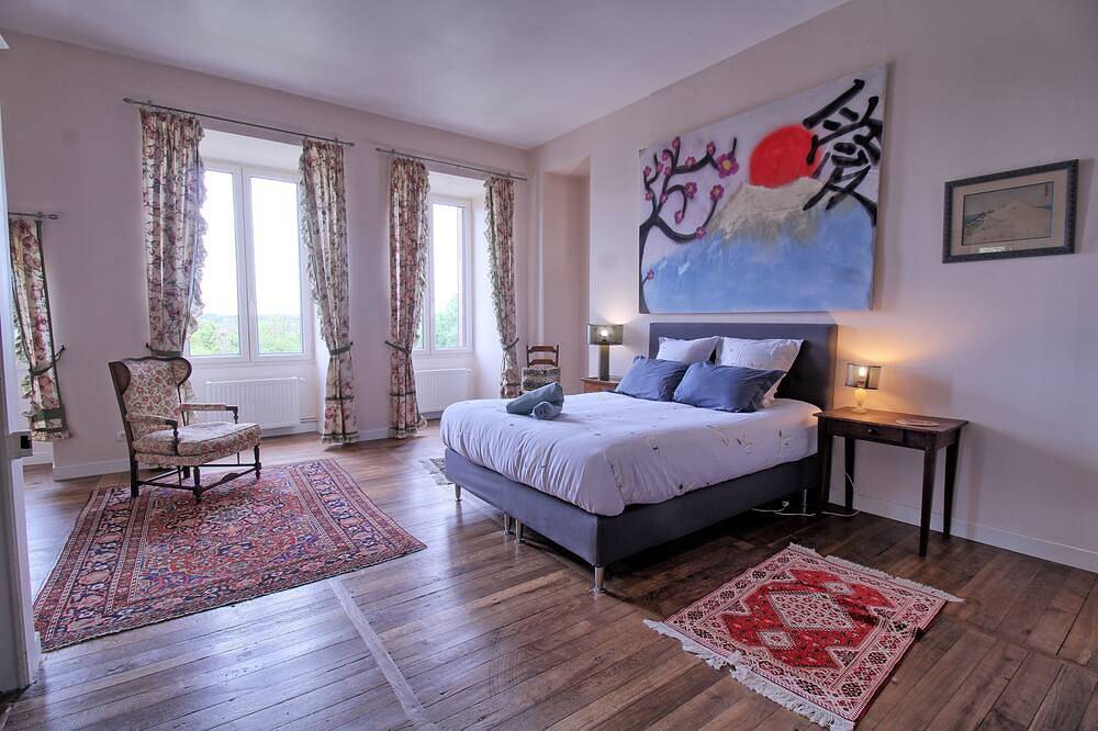 Manoir de Rousson, idéal pour vos vacances en famille in Saint-Loup-des-Chaumes, Saint-Amand-Montrond