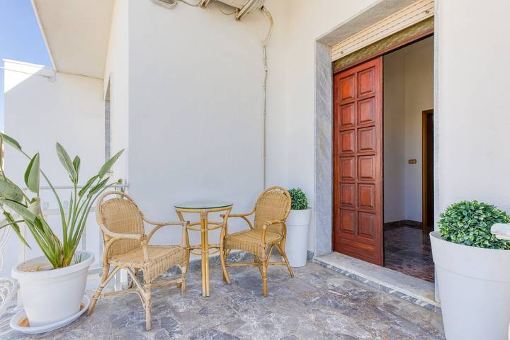 Apartamento entero, Apartamento 'Villetta Municipio - Salento' con terraza privada, Wi-Fi y aire acondicionado in Castrignano del Capo, Golfo de Tarento