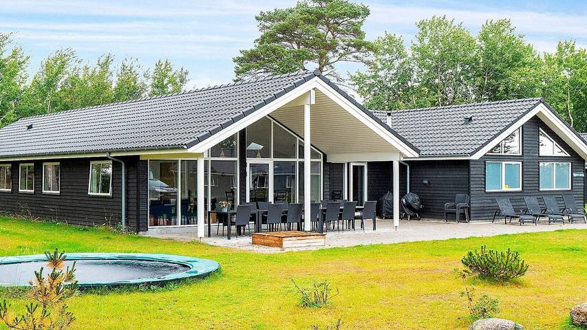 Ferieudlejning for 19 personer, med terrasse og jacuzzi såvel som sauna og pool på Sjælland