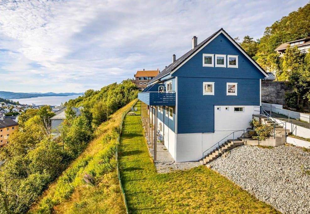 Cosy house with sunny terrace, garden and fjord view in Årstad, Bergen