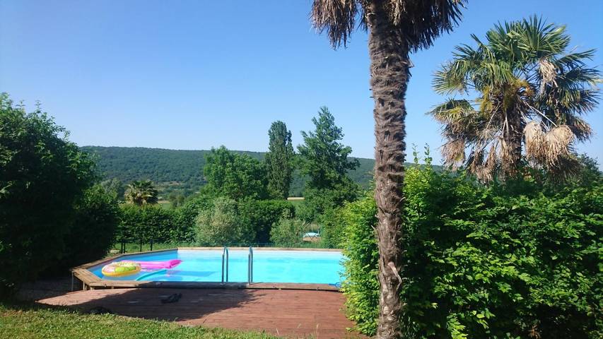 Gîte pour 4 personnes, avec jardin et piscine