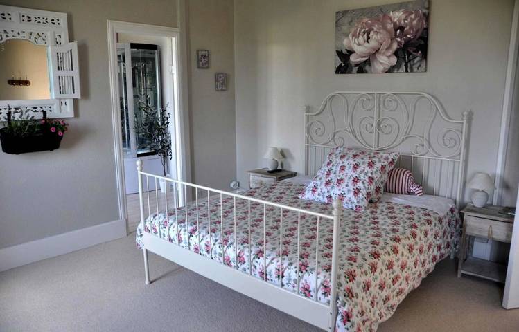 Chambre d’hôte pour 6 personnes, avec piscine et vue ainsi que vue sur le lac et terrasse, animaux acceptés à Roanne - 4