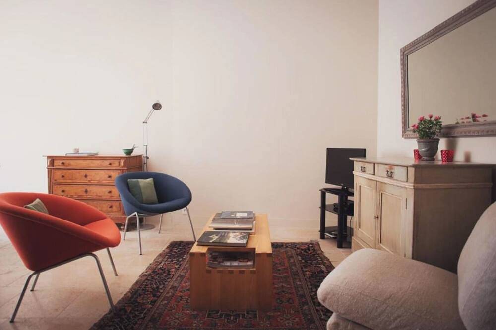 Appartement entier, The Music Room – a lovely 2 pers. studio in Lourmarin village with terrace in Lourmarin, Parc naturel régional du Luberon