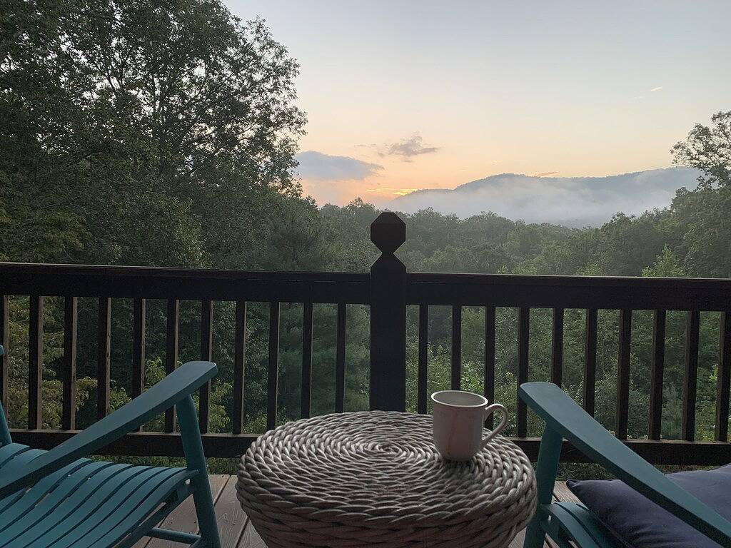 Owner managed! View, Hot tub, Firepit, Game Room, 3 King Beds & Paved Roads in Chattahoochee National Forest