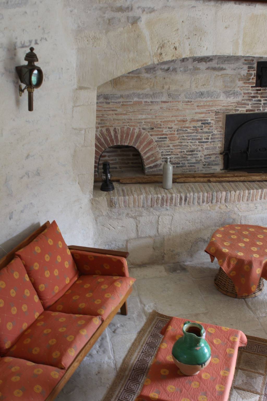 “Logis within the Castle Grounds” with Private Garden, Wi-Fi, and Air Conditioning in Paizay-Naudouin-Embourie, Charente