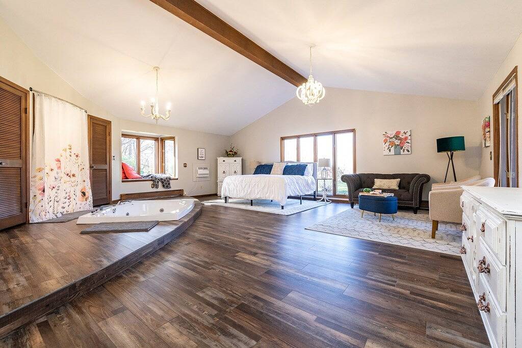 Cheerful Family Manor- Sleeps 25 w/hot tub and private pool in Amish Country in Geauga County