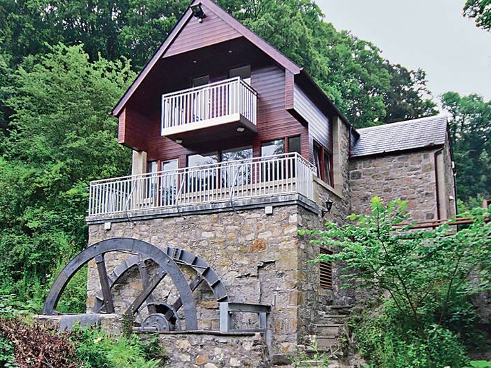 Log cabin for 4 people, with garden, with pets in Linlithgow