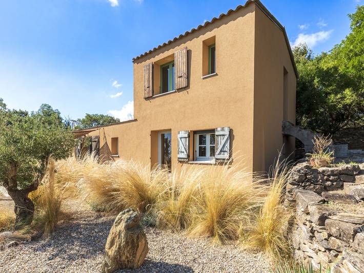 Location de vacances pour 6 personnes, avec terrasse ainsi que jardin et vue à San-Giuliano