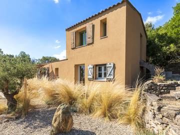 Location de vacances pour 6 personnes, avec terrasse ainsi que jardin et vue à San-Giuliano