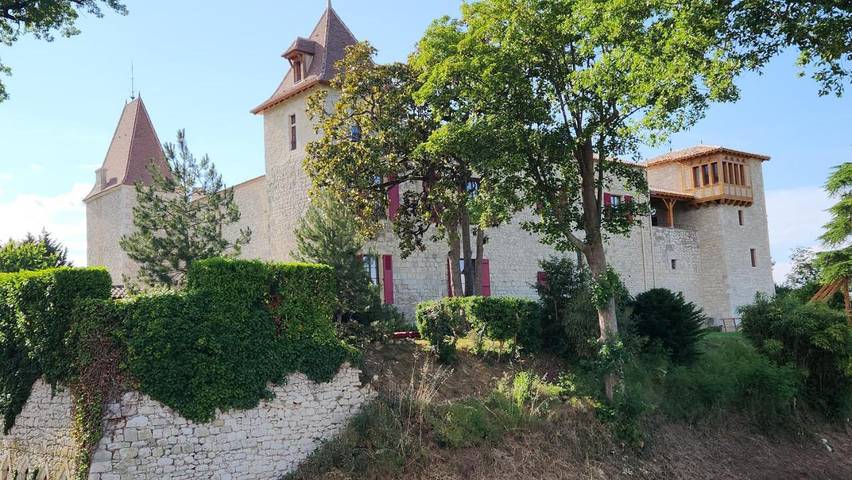Gîte pour 2 personnes, avec Terrasse et Jardin ainsi que Piscine et Vue à Saint-Eutrope-de-Born