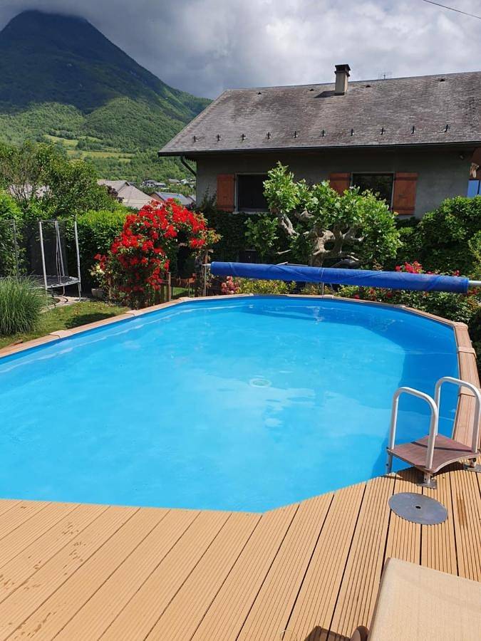 Gîte pour 4 personnes, avec Terrasse et Jardin ainsi que Piscine et Vue à Burettes