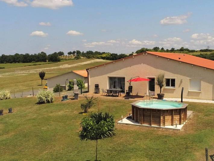 Gîte pour 9 personnes, avec jardin ainsi que piscine et vue, animaux acceptés à Flaugeac