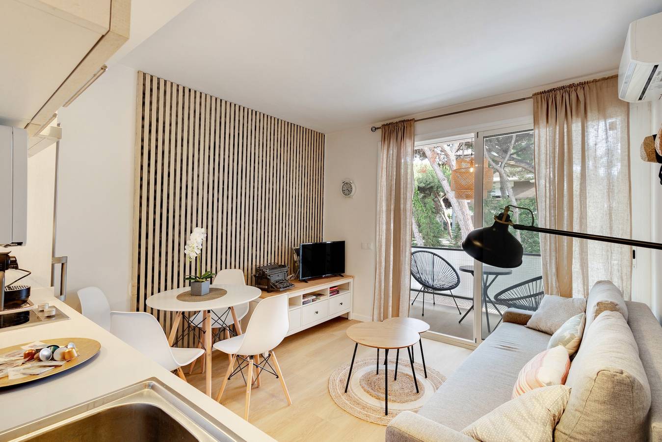 Entire apartment, Apartment 'Bonito Apartamento En Gava Mar' with Private Terrace, Wi-Fi and Air Conditioning in Gavà, Baix Llobregat