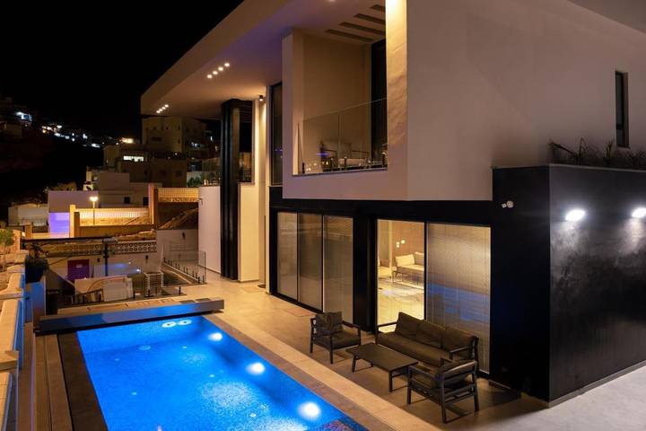 Villa pour 18 personnes, avec piscine ainsi que jardin et vue - 1