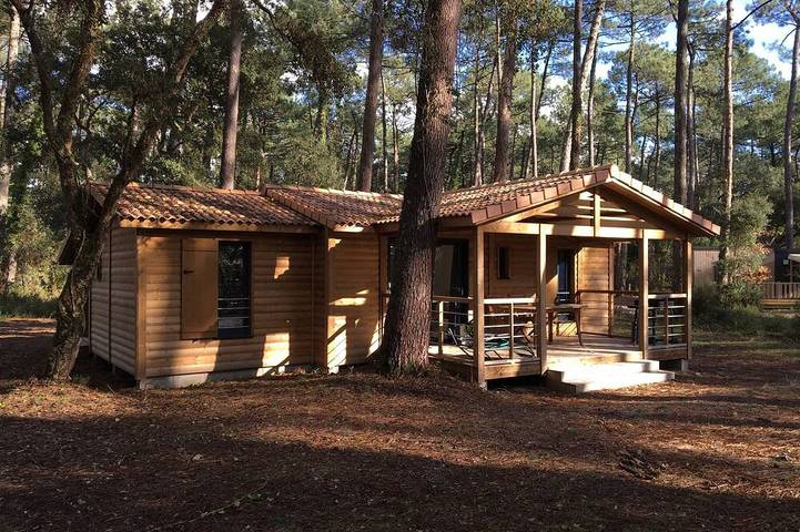 Chalet pour 6 personnes, avec Jacuzzi et Terrasse ainsi que Jardin et Piscine