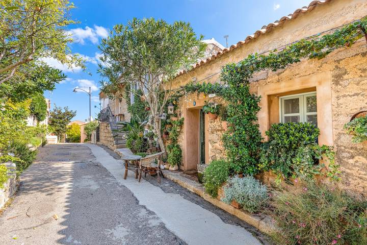 Monolocale intero, Affascinante casa per vacanze "Tipica casa a San Pantaleo" in posizione centrale con balcone in San Pantaleo, Olbia