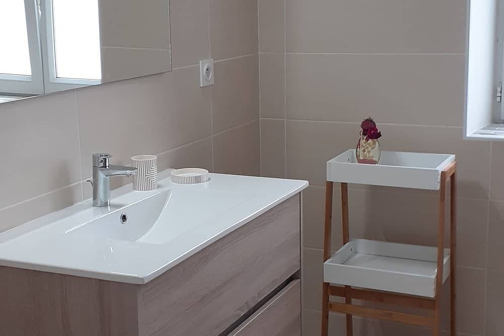 Typisches Haus in der Innenstadt von Leon, in der Nähe des Meeres. in Plougoulm, Ceinture Dorée