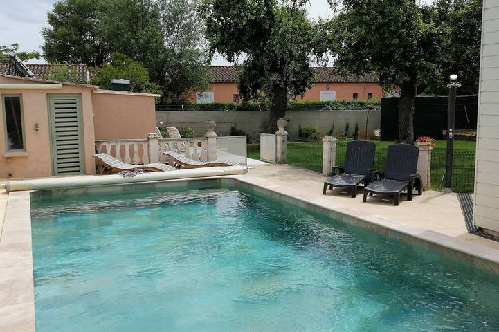 Gîte pour 2 personnes, avec terrasse ainsi que piscine et jardin - 1