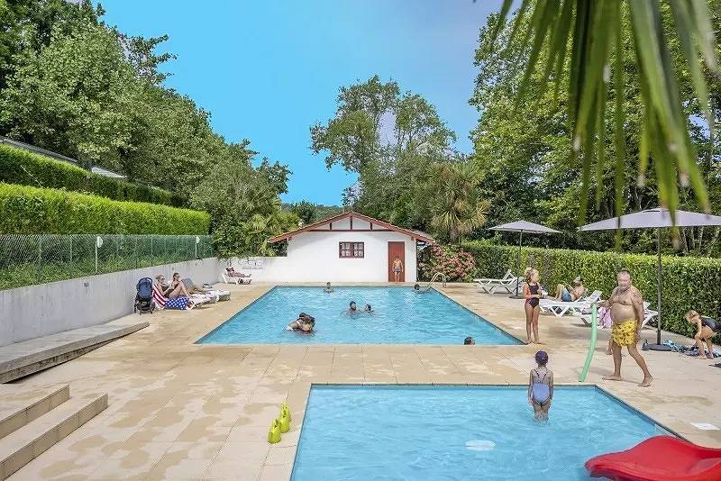 Mobil-Home Loggia Bay 3 Rooms 4/5 People (4 adults + 1 child -12 years) Air-conditioned + Tv in Urrugne, Bayonne region