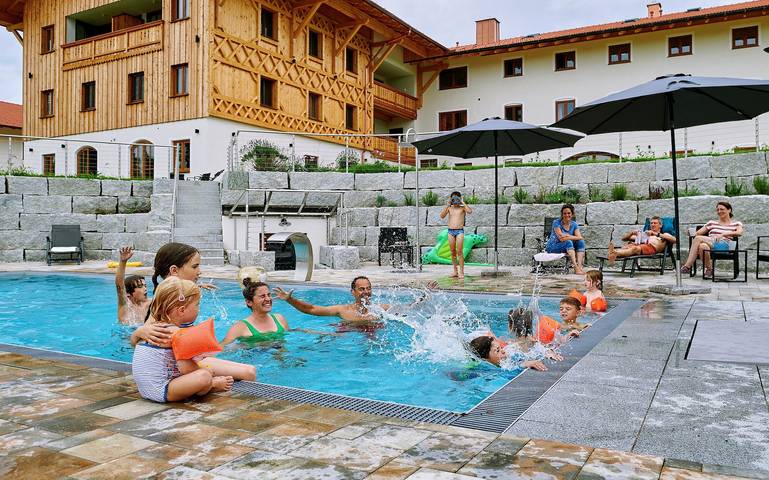 Ferienhaus für 2 Personen, mit Terrasse und Garten sowie Sauna und Seeblick im Chiemgau