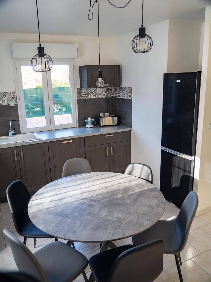 Location de vacances pour 6 personnes, avec jardin ainsi que bassin pour enfant et piscine à Dauphin (homonymie) - 2