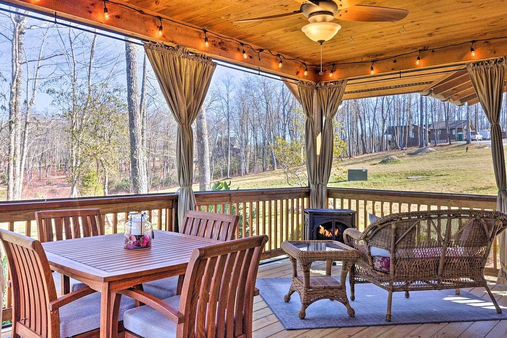Pet-Friendly Cabin w/ Mtn Views in Chinquapin! in Jackson County