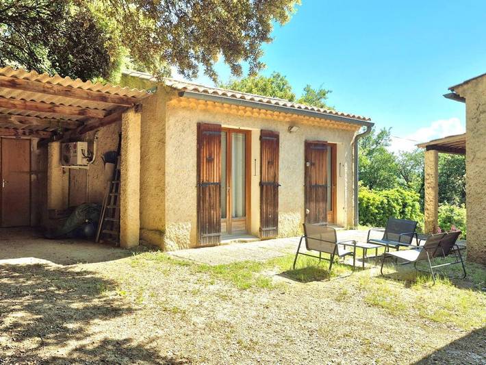 Location de vacances pour 3 personnes, avec jardin ainsi que vue et terrasse à Rochegude - 2