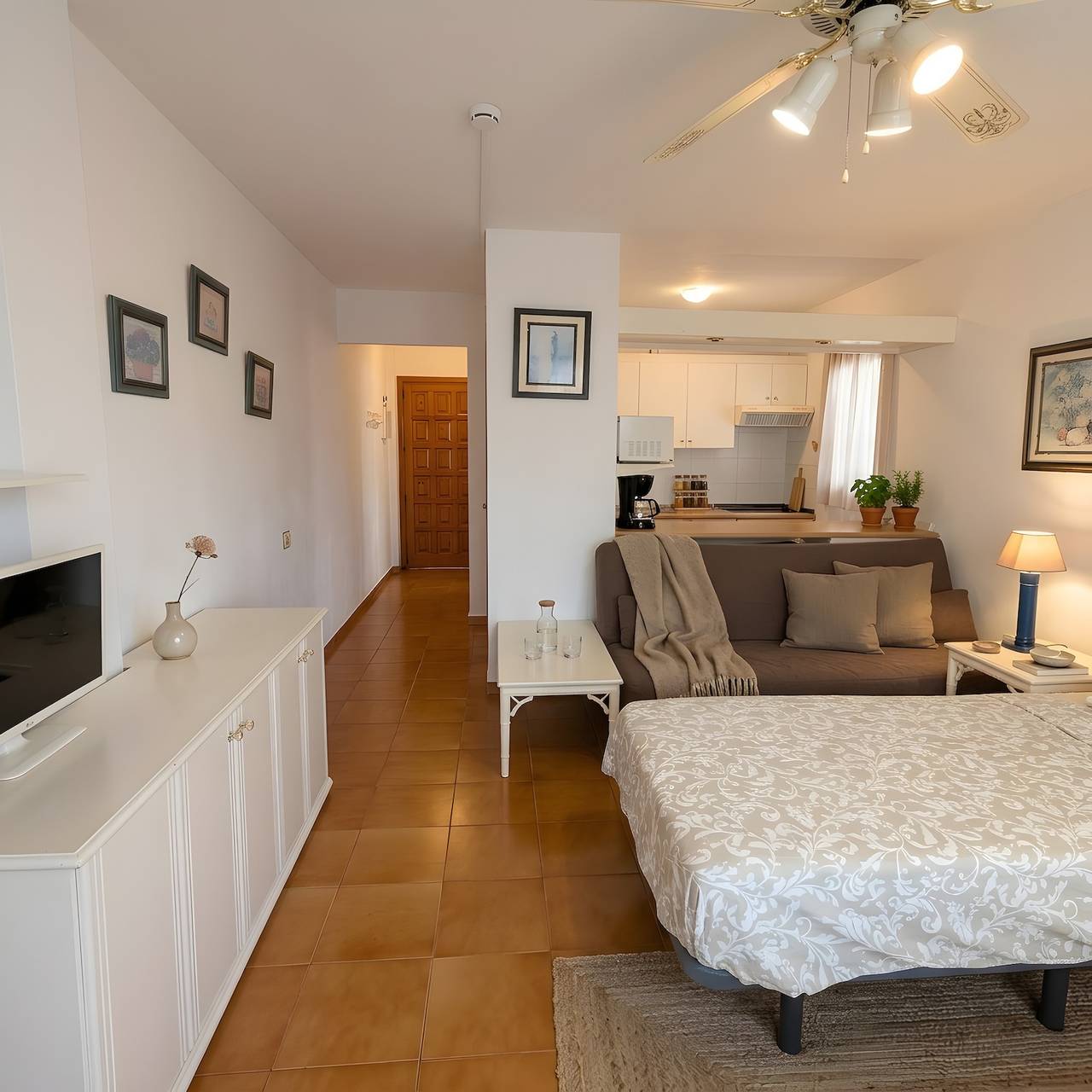 Entire studio, Studio Apartment in central area of Las Americas. in San Eugenio Alto, Adeje