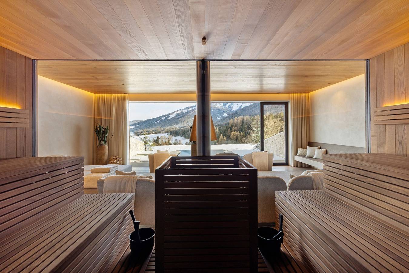 Chalet K Lodge View con vista sulle montagne, piscina privata e sauna, direttamente al Plan de Corones in Valdaora, Dolomiti Superski