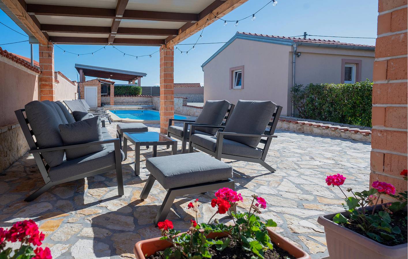 Charmante 240 m² große Wohnung mit Pool, Terrasse und WLAN, 1,5 km von der Küste entfernt in Pridraga, Zadar
