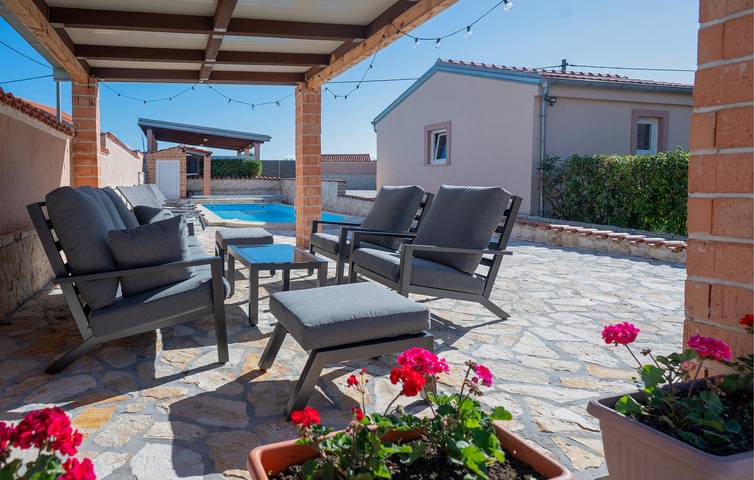 Charmante 240 m² große Wohnung mit Pool, Terrasse und WLAN, 1,5 km von der Küste entfernt in Pridraga, Zadar