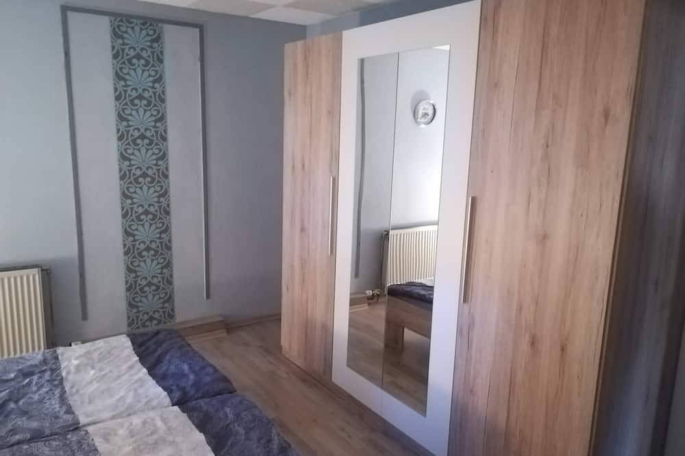 Ganze Wohnung, Große und gemütliche Ferienwohnung mit überdachtem Freisitz und Garten in Schwarzenbach an der Saale, Landkreis Hof
