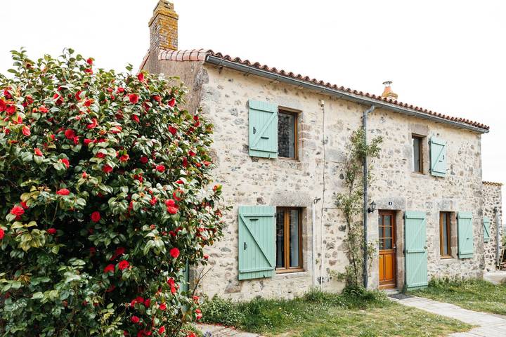 Gîte pour 8 personnes, avec piscine ainsi que balcon et jardin