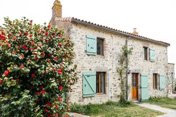 Gîte pour 8 personnes, avec balcon ainsi que piscine et jardin à Les Châtelliers-Châteaumur